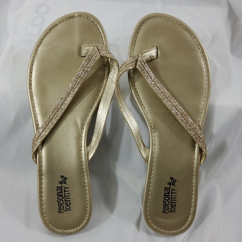 Comfortable and cute🩴Gold flip flop sandals Sz. 9